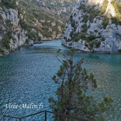 Quinson : Parking du Musée-Basses Gorges du Verdon-Ravin et Chapelle de Sainte-Maxime
